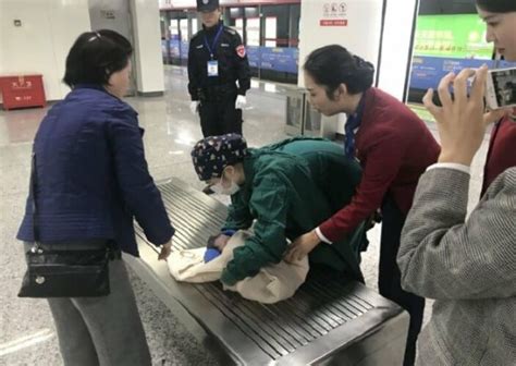 Ç­i­n­­d­e­ ­b­i­r­ ­k­a­d­ı­n­ ­m­e­t­r­o­d­a­ ­b­e­b­e­k­ ­d­ü­n­y­a­y­a­ ­g­e­t­i­r­d­i­